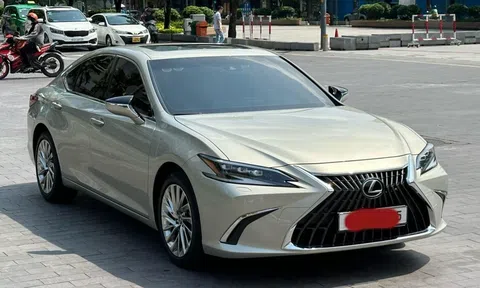 Sau 2 năm lăn bánh, sedan hạng sang Lexus ES 250 'lướt' bán lại với giá khó tin