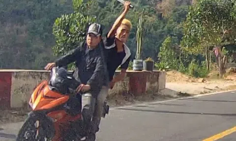 Phẫn nộ với nhóm thanh niên ngổ ngáo dùng mã tấu chém ô tô trên đường