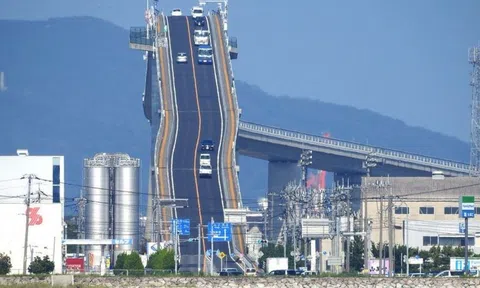 'Sởn gai ốc' với Eshima Ohashi: Cây cầu 'dựng đứng' độc đáo của Nhật Bản