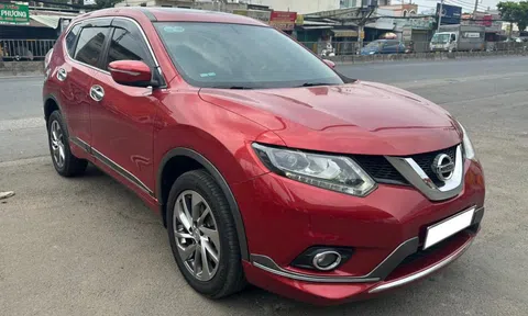 Xe 7 chỗ Nissan X-Trail lăn bánh 5 năm trượt giá ngang một chiếc Hyundai Creta