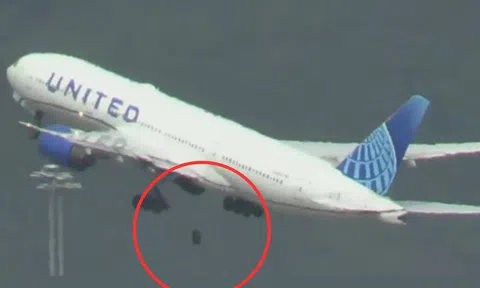 Máy bay ‘đánh rơi’ bánh giữa không trung, gây thiệt hại cho hàng loạt ô tô