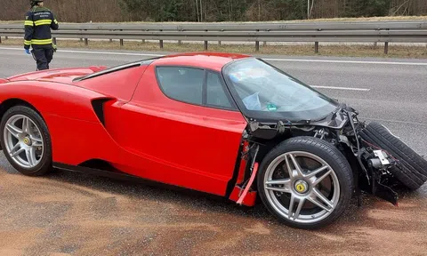 Siêu xe Ferrari Enzo trị giá hơn 4 triệu USD gặp ‘kiếp nạn’ bị nhân viên đại lý tông nát đầu