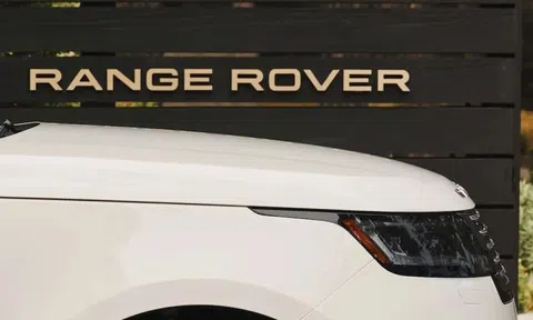 Range Rover Sport sắp ra mắt phiên bản thuần điện, đối đầu Porsche Cayenne?