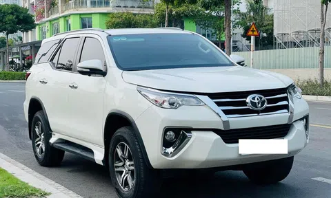 Mới chạy 18.000 km, SUV 7 chỗ Toyota Fortuner 'lướt' bán lại với giá khó tin