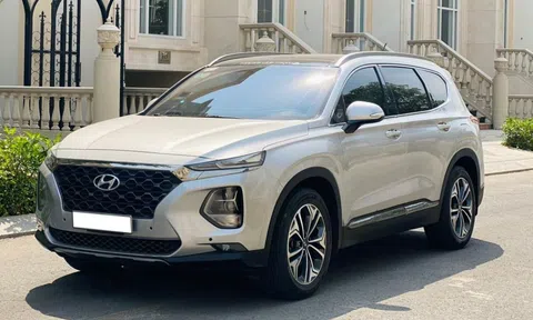 Lăn bánh 4 năm, Hyundai Santa Fe trượt giá ngang một chiếc Toyota Vios