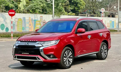 Sử dụng 2 năm, SUV 7 chỗ Mitsubishi Outlander chạy lướt bán lại với giá khó tin
