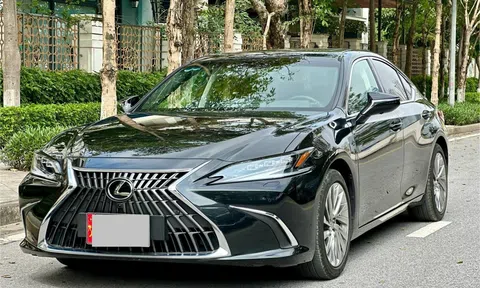 Lăn bánh 2 năm, xe sang Lexus ES 300h 'lướt' trượt giá ngang một chiếc Honda CR-V