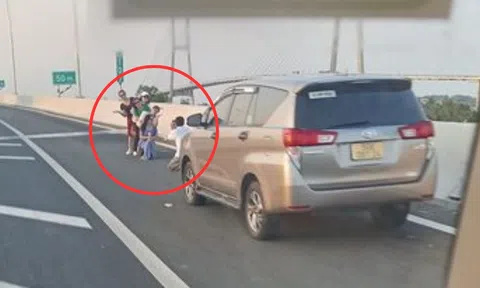 Phẫn nộ với hành vi ngang nhiên dừng xe chụp ảnh trên cao tốc tại Vĩnh Long