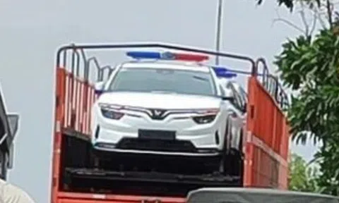 VinFast VF 8 phiên bản xe cảnh sát lộ diện tại thị trường 'sát vách' Việt Nam