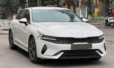 Kia K5 lăn bánh 1 năm rao bán với giá ngang Honda Civic