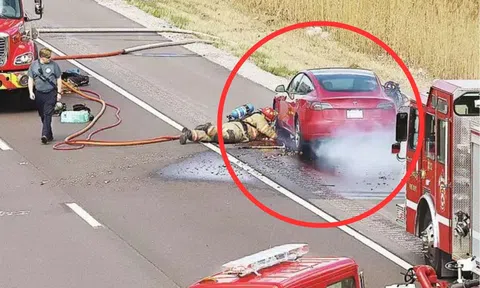 Ô tô điện Tesla bất ngờ bốc cháy dữ dội khi đang chạy trên đường