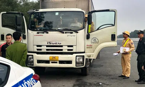 HI HỮU: Bắt giữ nhóm người dừng xe trên làn khẩn cấp cao tốc Hà Nội - Hải Phòng để đánh bạc