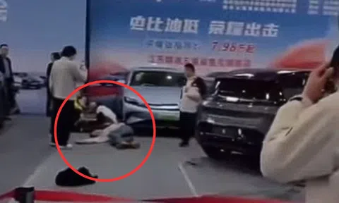 Xe điện Trung Quốc đột ngột lăn bánh, đâm nhiều khách tham quan tại triển lãm ô tô