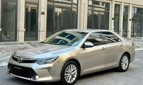 Lăn bánh 6 năm, Toyota Camry cũ trượt giá ngang một chiếc Vios 'đập hộp'