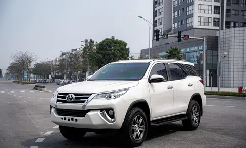 Sau 5 năm lăn bánh, SUV Toyota Fortuner cũ trượt giá ngang một chiếc Honda City