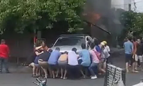 TP.HCM: Ấm lòng trước hành động hàng chục người dân chung sức ‘cứu’ ô tô khỏi đám cháy nhà
