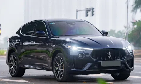 Xe sang Maserati Levante lăn bánh 7 năm trượt giá ngang một chiếc Porsche Macan