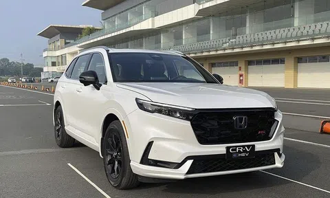 Ngược dòng thị trường, Honda CR-V hybrid bán kênh giá 30 triệu đồng tại đại lý