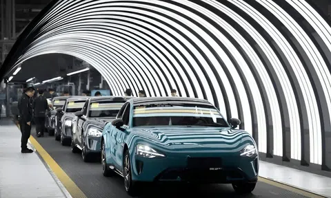 'Tuyệt tác' Xiaomi SU7 nhận hơn 100.000 đơn hàng, khách hàng phải chờ 'dài cổ' mới được giao xe