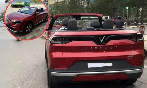 VinFast VF 8 phiên bản mui trần lộ diện ‘không che’ trên đường phố Hà Nội
