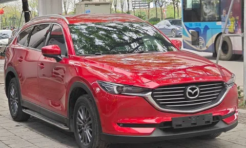 Mazda CX-8 lăn bánh 3 năm trượt giá ngang một chiếc Kia Morning