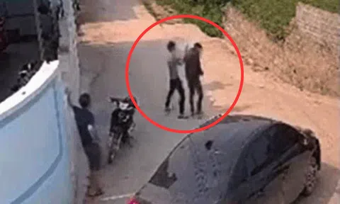 Tài xế ô tô côn đồ hành hung nam sinh sau va chạm giao thông ở Thanh Hóa