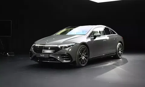Mercedes-Benz EQS 2025 ra mắt: Thiết kế giống xe xăng, tăng tầm vận hành thêm 82 km