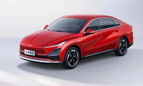 Sedan ngang cỡ Toyota Camry mở bán trước phiên bản thuần điện, giá quy đổi từ gần 380 triệu đồng