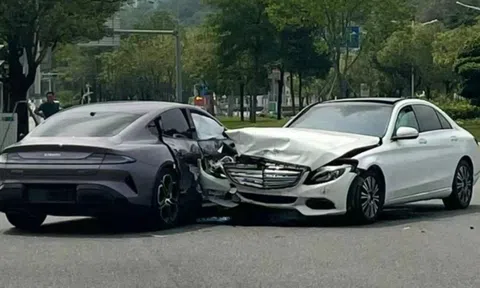 Xe điện Trung Quốc Xiaomi SU7 tiếp tục gặp tai nạn, lần này là 'đọ độ cứng' với xe Đức