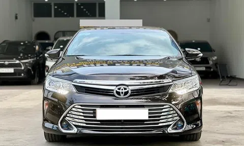 Sau 6 năm sử dụng, Toyota Camry cũ trượt giá ngang một chiếc Mazda CX-5