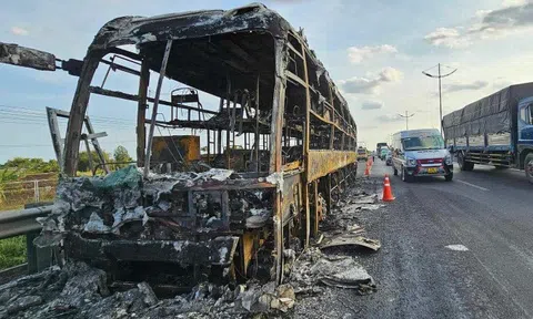 Ô tô chở 20 khách bốc cháy trơ khung trên cao tốc TP. HCM - Trung Lương