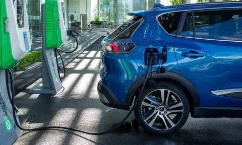 Từ tháng 10/2024, các trạm dừng nghỉ phải có trụ sạc cho xe điện