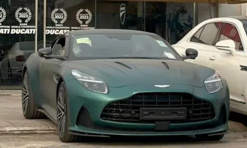 Siêu xe thể thao Aston Martin DB12 lộ diện tại Việt Nam, ngày ra mắt đã cận kề?