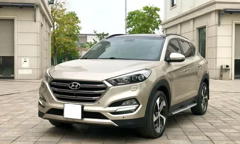 Lăn bánh 7 năm, Hyundai Tucson cũ trượt giá ngang một chiếc Accent 'đập hộp'