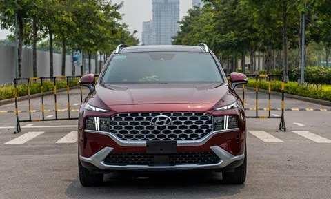 Lăn bánh 2 năm, Hyundai Santa Fe 'lướt' trượt giá ngang một chiếc Hyundai i10