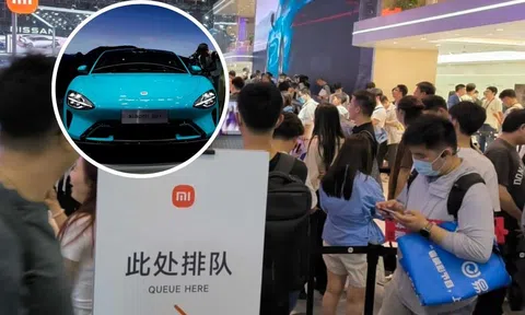 Xe điện Xiaomi SU7 khiến người dùng ‘phát sốt’, chờ hàng giờ đồng hồ chỉ để được chiêm ngưỡng