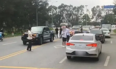 Tạm giữ bằng lái của 4 tài xế lái xe sang ngang nhiên dừng đỗ giữa đường chụp ảnh cưới