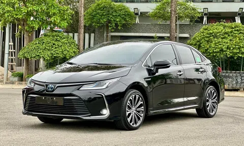 Bất ngờ giá chào bán của Toyota Corolla Altis Hybrid 'lướt' sau 2 năm lăn bánh