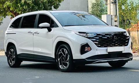 Mới lăn bánh chưa đầy 1 năm, Hyundai Custin 2024 lên sàn xe cũ với giá sốc