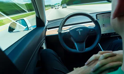 "Cậy" xe điện Tesla có tính năng tự lái Autopilot, tài xế ngủ quên suốt 40 km trên cao tốc