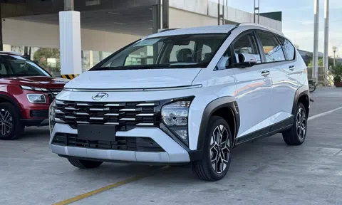 Lô xe Hyundai Stargazer X đầu tiên về Việt Nam, "phả hơi nóng" lên Xpander