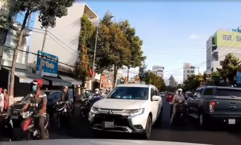 Cố tình lấn làn, tài xế Mitsubishi Outlander mất gấp 10 lần thời gian chờ đèn