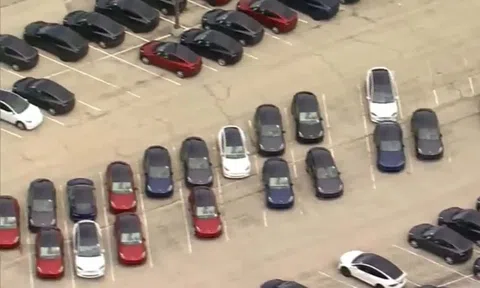 Hàng trăm xe điện Tesla chất đống tại bãi đỗ bỏ hoang, có cả ‘hàng hot’ Cybertruck góp mặt