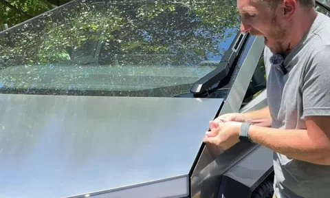 Youtuber "hết hồn" sau khi cố tình thử thách tính năng chống kẹp của Tesla Cybertruck