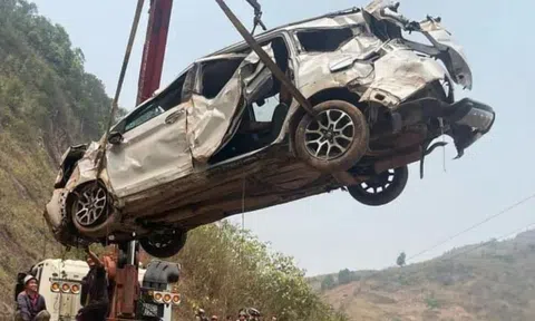 Cận cảnh chiếc Suzuki XL7 rúm ró sau khi lao xuống vực sâu 70 mét, bảo vệ 5 người thoát chết thần kỳ