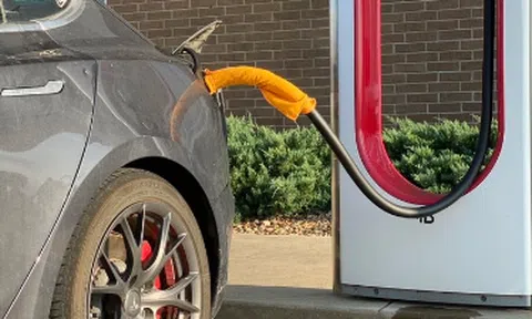 Bất chấp an toàn, chủ xe điện Tesla 'cố tình' quấn khăn ướt vào tay nắm sạc để...sạc nhanh hơn