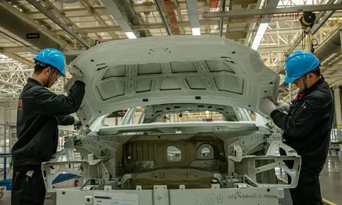 Học tập EU, Mỹ chuẩn bị đeo ‘vòng kim cô’ với ô tô điện Trung Quốc