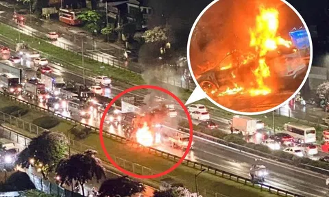 Hà Nội: Xe SUV bốc cháy dữ dội trên đường Vành đai 3