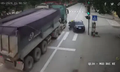 Vượt ẩu tại ngã tư, tài xế ô tô 'hất văng' xe máy vào đầu xe tải rồi bỏ chạy