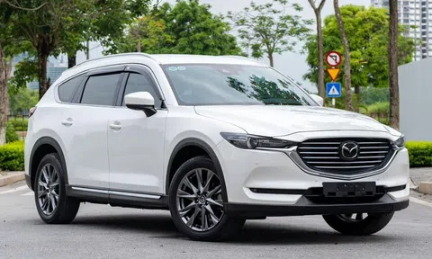 Mazda CX-8 lăn bánh 4 năm trượt giá ngang một chiếc Hyundai Creta